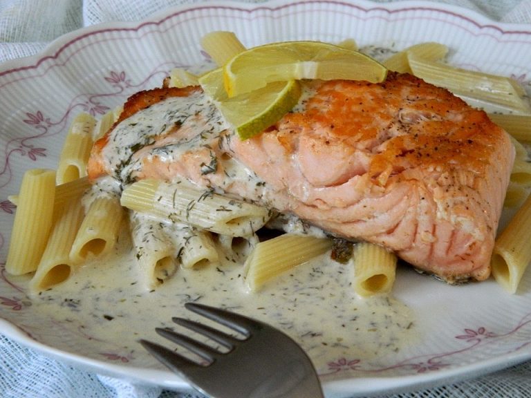 Berliner Eisbein mit Sauerkraut und Erbsenpüree - Rezepte1